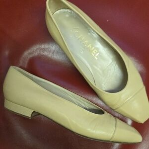 CHANEL Women’s Beige Leather Almond Toe Flats 36.5